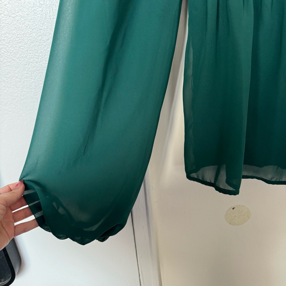 ❌ SOLD ❌ Abercrombie & Fitch Green Top with Sheer Sleeves - Picture 4 of 7